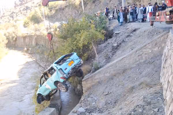 در پی واژگونی موتر در پروان، دستکم شش نفر کشته و دو کودک ناپدید شدند