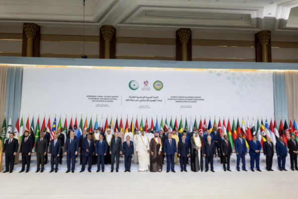 انتهاء القمة الطارئة في الدوحة بغياب طالبان ورفع علم الجمهورية الأفغانية