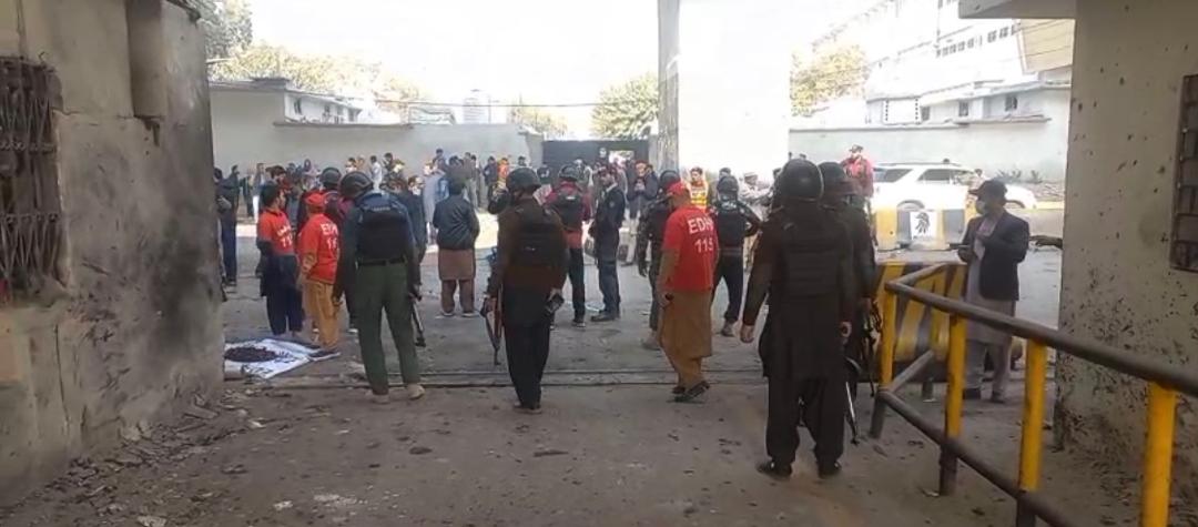 پېښور کې د سرحدي ځواکونو پر دفتر برید؛ درې ځانمرګي بریدګر او درې پاکستاني ځواکونه وژل شوي