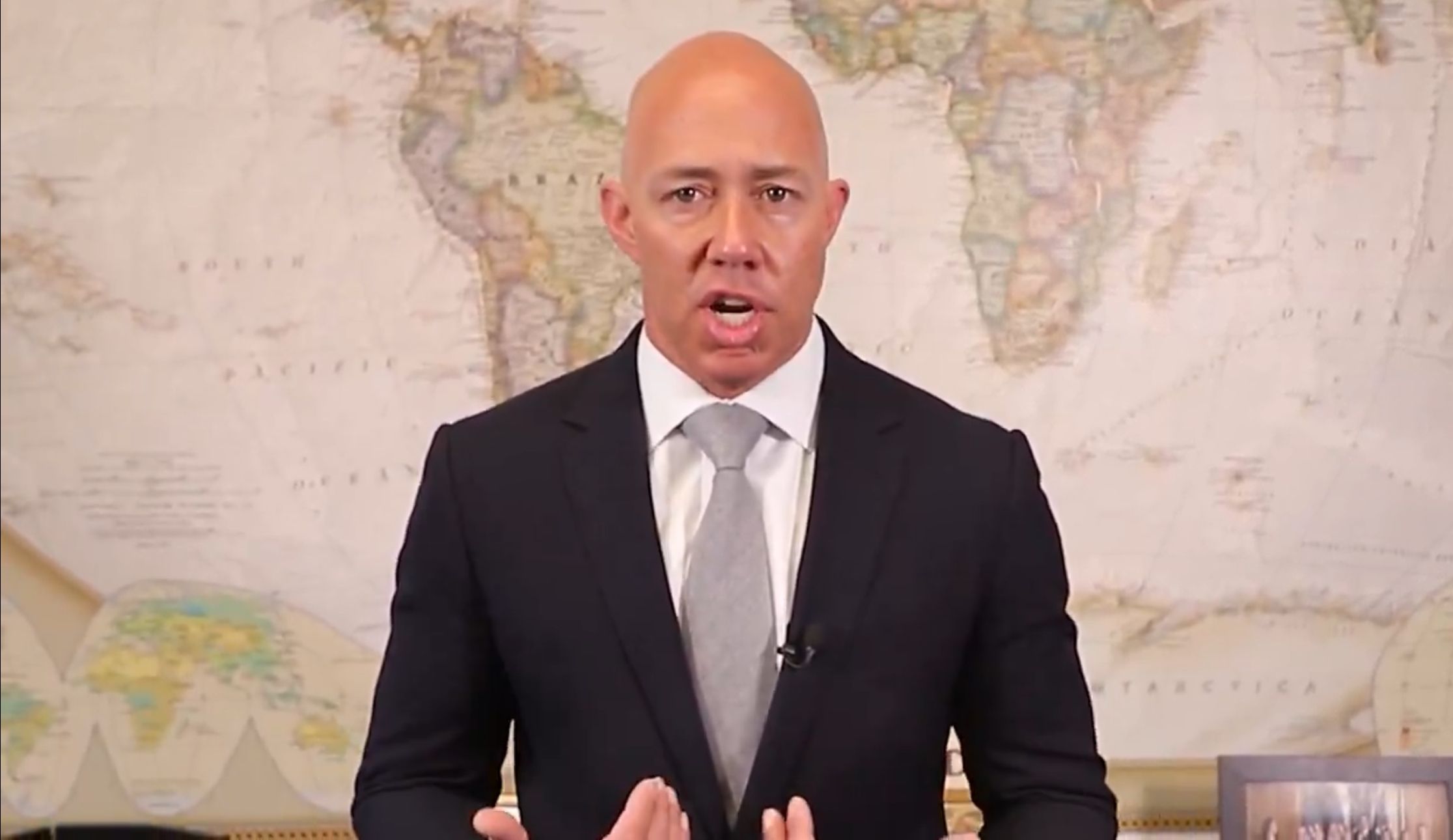 براین مسټ: د بایډن له‌خوا افغانستان ته استول شوې پیسې د طالبانو لاسته ورغلې دي