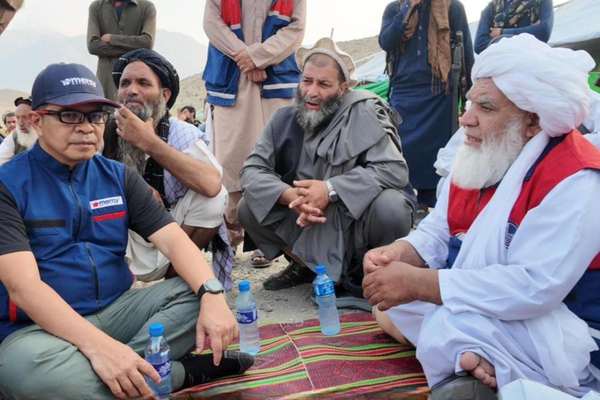 نورالدین ترابي په کونړ کې د «ژیړي بابا» په نوم د زلزلهځپلو له کمپ څخه لیدنه وکړه