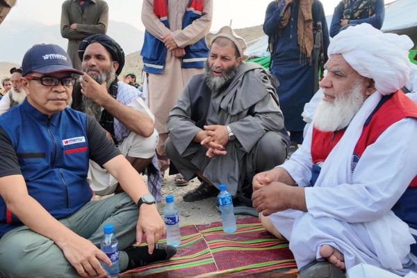 نورالدین ترابي په کونړ کې د «ژیړي بابا» په نوم د زلزلهځپلو له کمپ څخه لیدنه وکړه