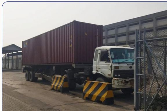 سفارت طالبان در پاکستان خواهان رهایی ۴۵۰ کانتینر بازرگانان افغان در کراچی شد