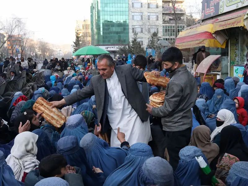 عضو دیده‌بان حقوق‌ بشر: زنان افغان بار سنگین بحران اقتصادی را بر دوش می‌کشند