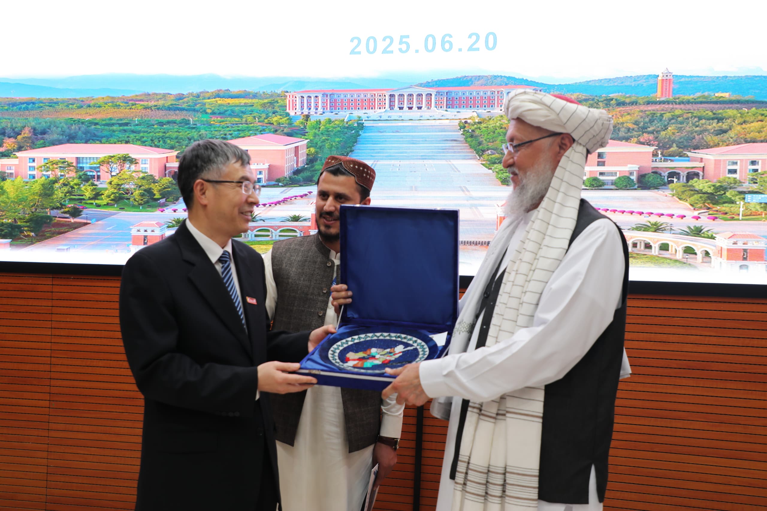 د افغانستان د علمي مشارکت غوښتنه؛ خو زده‌کوونکې نجونې لا هم له زده کړو محرومې دي