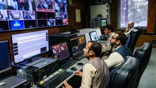 ځانګړی راپور: طالبان غواړي په داخلي رسنیو کې سیاسي خپرونې او بحثونه بند کړي