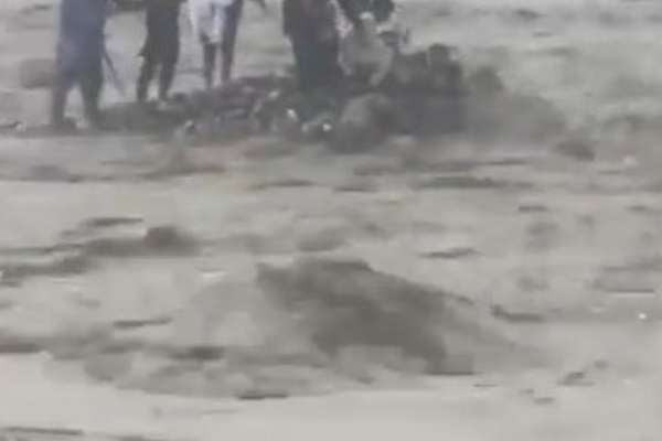 دستکم ۱۶ نفر در پی جاری شدن سیل در رودخانه سوات پاکستان ناپدید شدند