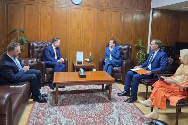 المبعوث الباكستاني يبحث مع السفير البولندي التهديدات الإرهابية العابرة للحدود