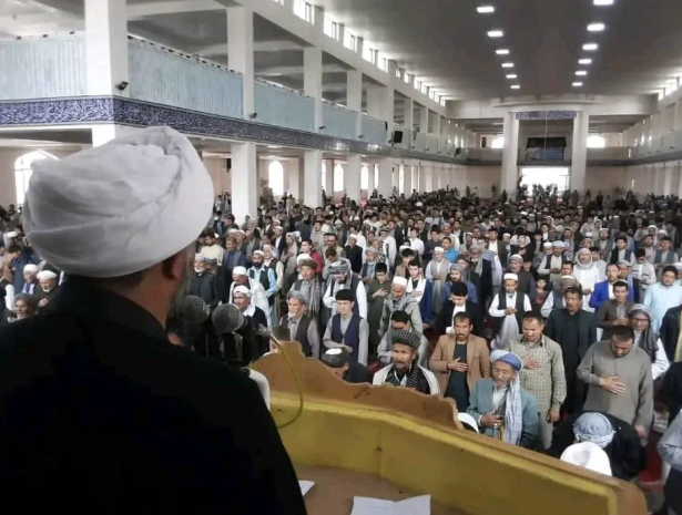 طالبان تُجبر السكان في عدة ولايات على أداء صلاة العيد قبل الدول الإسلامية