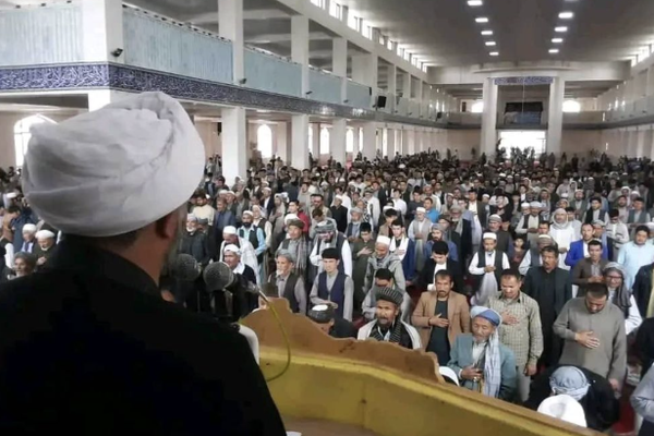 طالبان تُجبر السكان في عدة ولايات على أداء صلاة العيد قبل الدول الإسلامية