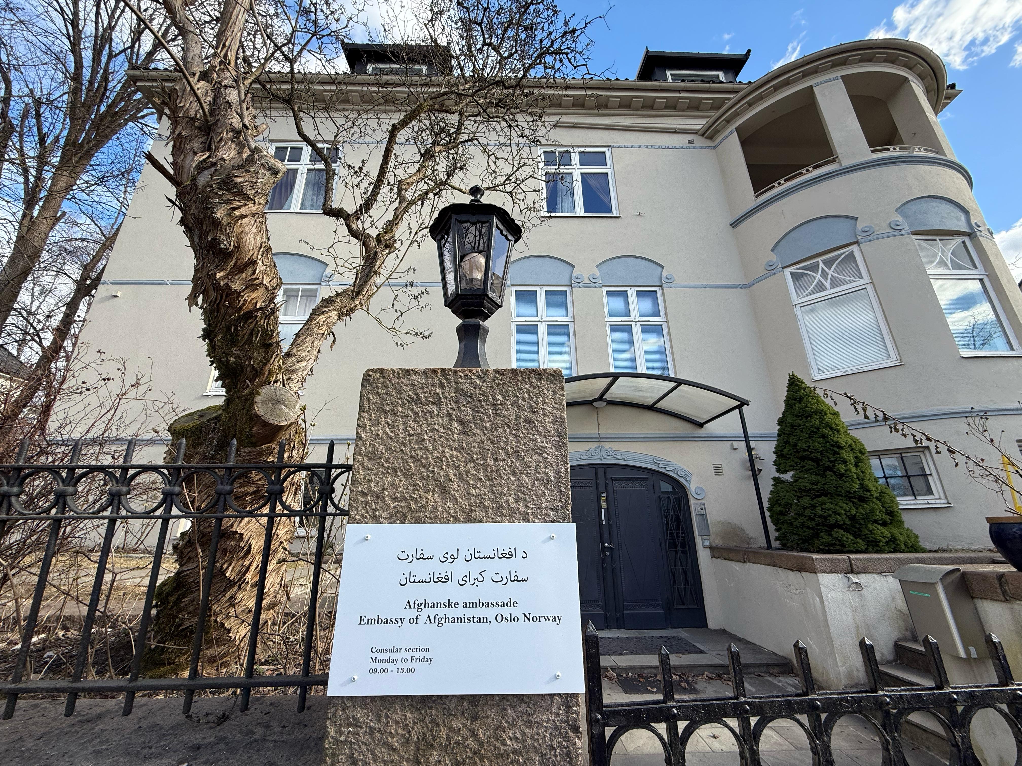 دیپلومات طالبان تابلوی سفارت افغانستان در ناروی را تغییر داد