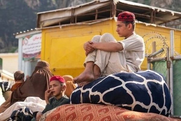 له بېلابېلو لارو زرګونه افغان کډوال افغانستان ته ستانه شول