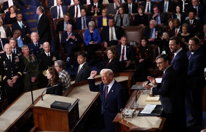 هم‌زمان با آغاز اولین سخنرانی ترامپ در کانگرس، برخی از نمایندگان دموکرات جلسه را ترک کردند