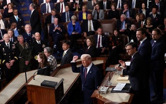همزمان با آغاز اولین سخنرانی ترامپ در کانگرس، برخی از نمایندگان دموکرات جلسه را ترک کردند
