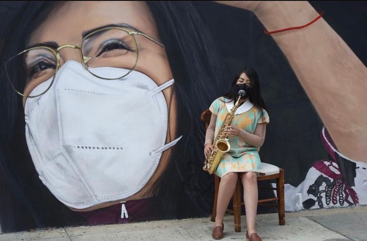 نوازنده مکسیکویی می‌گوید که از رنج اسیدپاشی به موسیقی پناه برده است