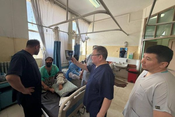 پزشک قزاقستانی پس از بازگشت از کابل: وضعیت افغانستان جنگی است