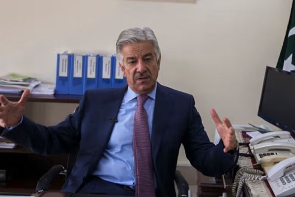 وزیر دفاع پاکستان: طالبان تروریست با خون فرزندان ما جشن برپا کردهاند