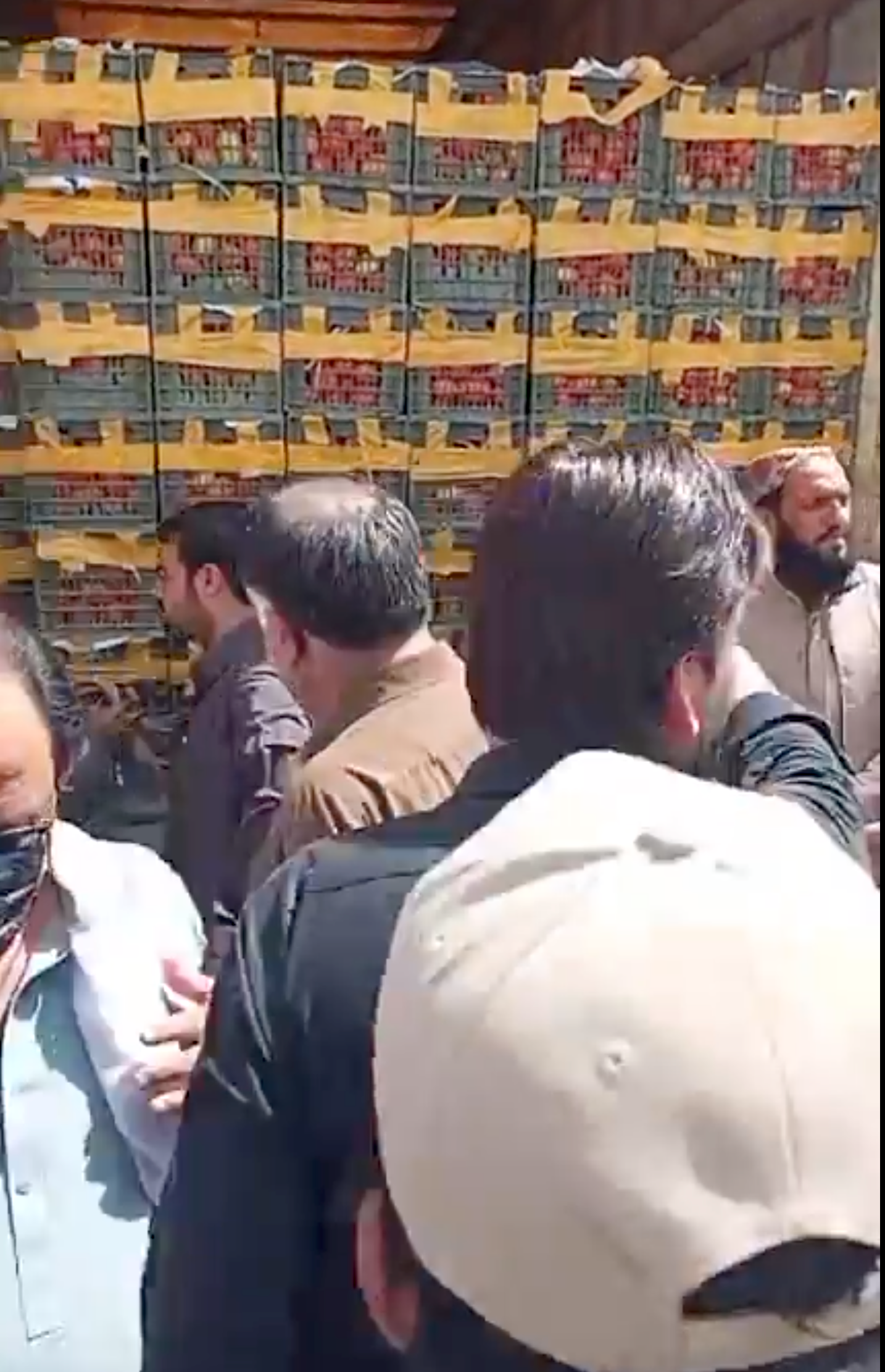 د کوېټې سوداګر: لارې بندې دي خو بیا هم پاکستان ته په قاچاق د افغانستان رومیان راروان دي
