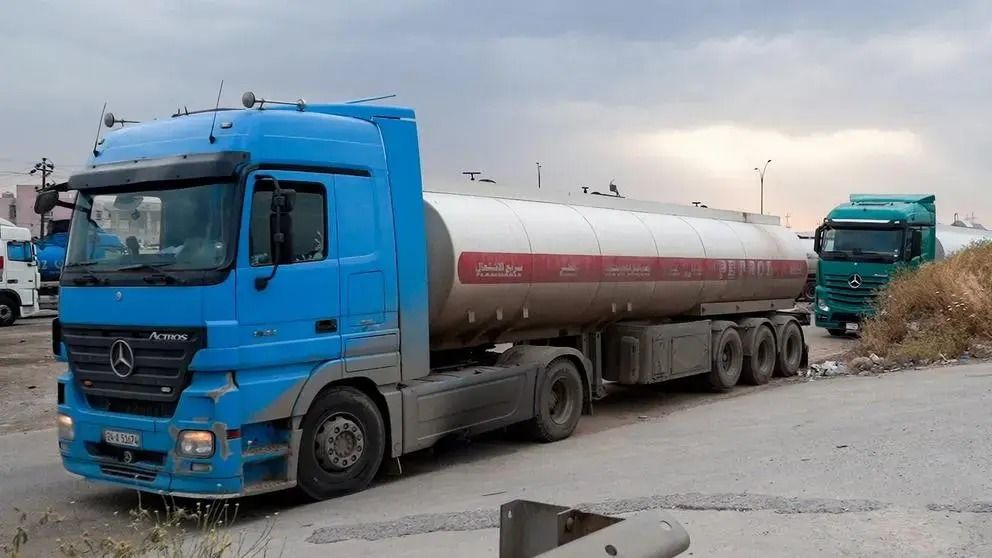 ماهیانه بین ۳.۴ تا ۵ میلیون بشکه نفت از کارخانه‌ها منحرف و عمدتاً به آسیا صادر می‌شود