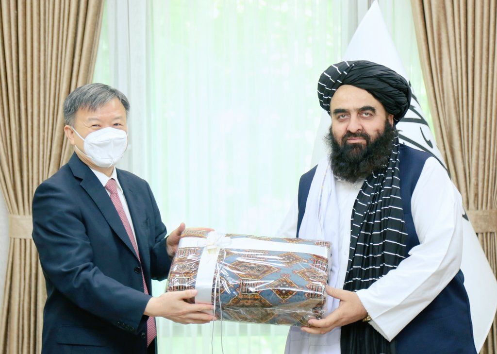 پایان دوره ماموریت سفیر چین در کابل؛ وانگ یو با وزیر خارجه طالبان خداحافظی کرد