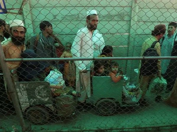 بازرس کل پولیس کراچی: بیش از ۴۰۰ هزار «مهاجر غیرقانونی» افغان در کراچی زندگی می‌کنند