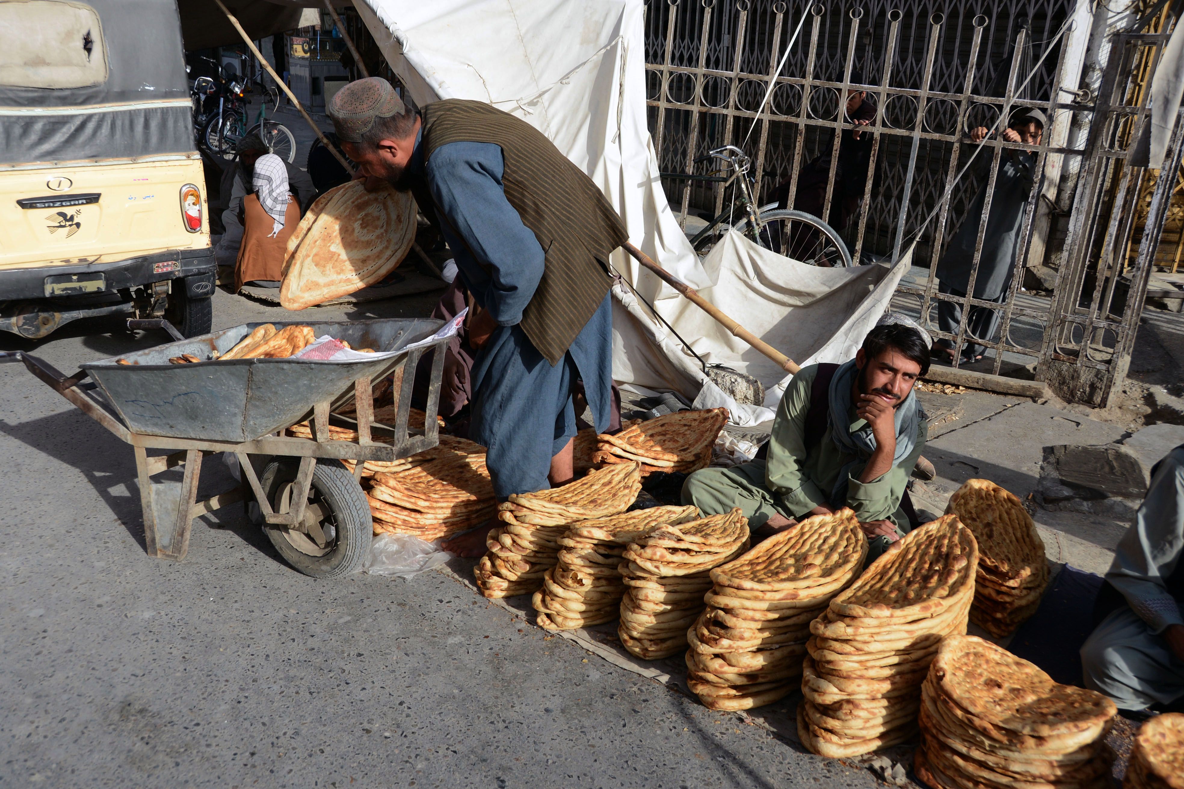 د کندهار ښار (چهارسو) څلور لارې،  ځوانان د سړک پر غاړه سړه ډوډۍ پلوري