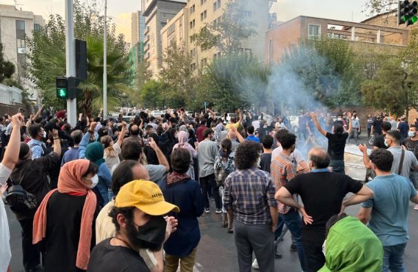 د ایران په لاریونونو کې تر دې مهاله لږ تر لږه ۱۶ کسان وژل شوي