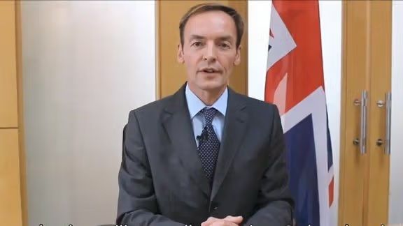 د برېتانیا ځانګړی استازی: د طالبانو انټرنېټي بندیز د افغانانو لپاره ناوړه پایلې لري