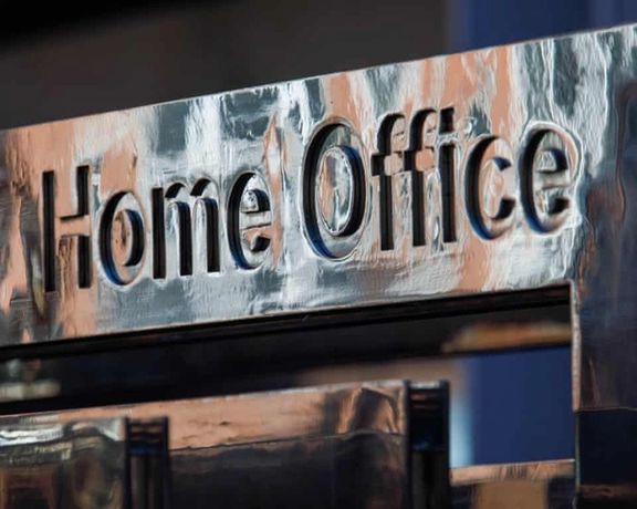 برېټانیا له ګواښ سره مخ د یوې افغانې مېرمنې د پناهغوښتنه ومنله