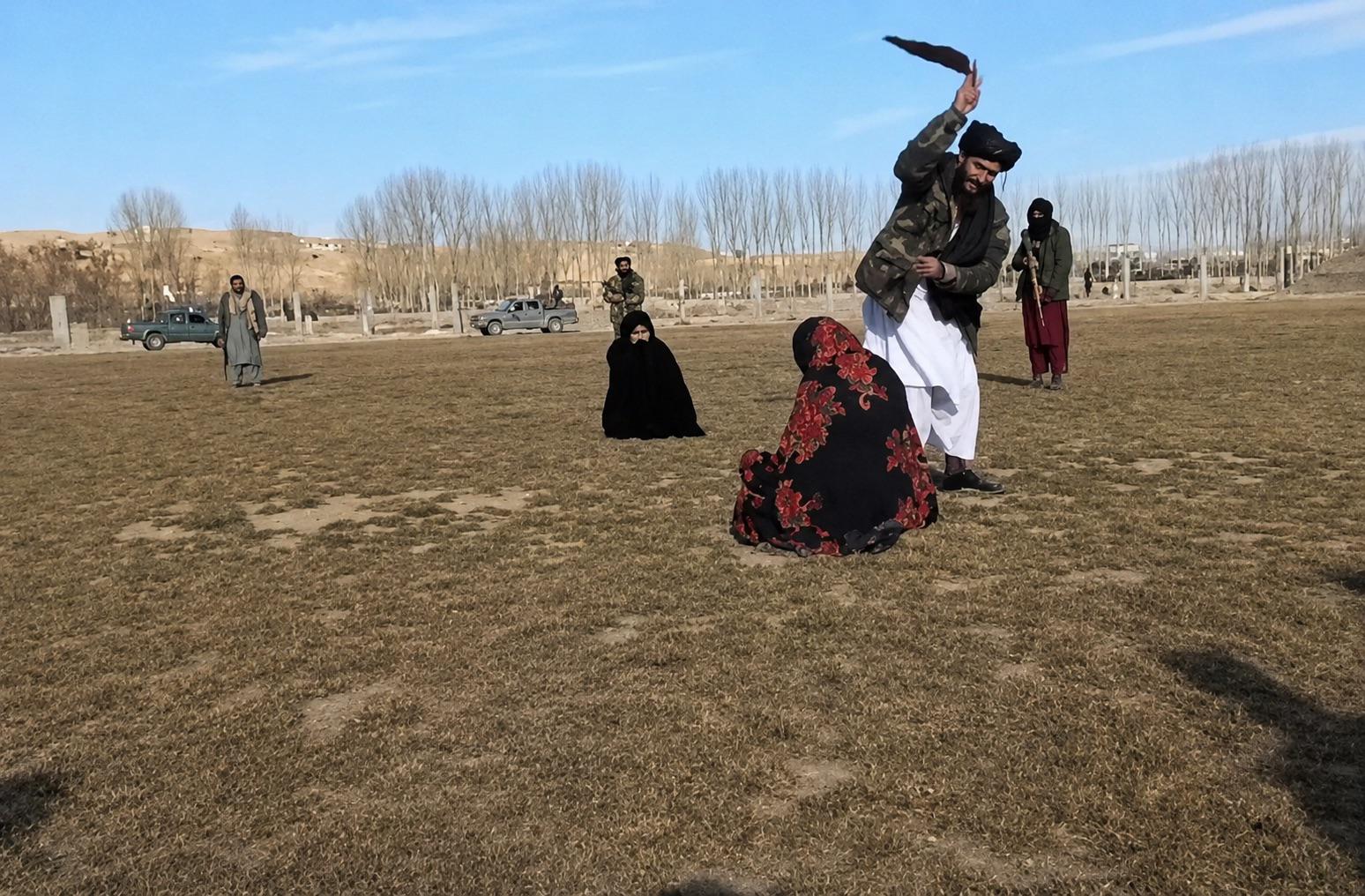 سخنگوی امر به معروف می‌گوید تحمیل نوع پوشش بر زنان حق اداره طالبان است