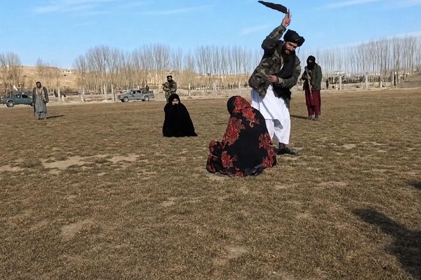سخنگوی امر به معروف میگوید تحمیل نوع پوشش بر زنان حق اداره طالبان است