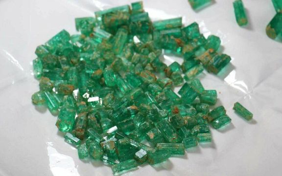 طالبان: په شپږو میاشتو کې مو د څه باندې یونیم میلیون ډالرو په ارزښت د پنجشیر زمرد پلورلي