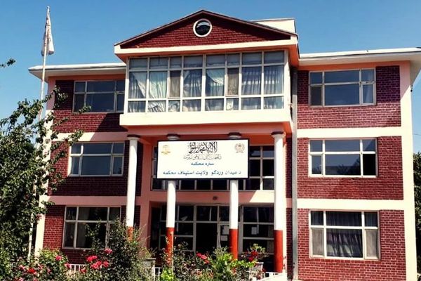 په میدان وردګ کې طالبانو یوه ښځه او سړی په عام محضر کې په دُرو وهلي