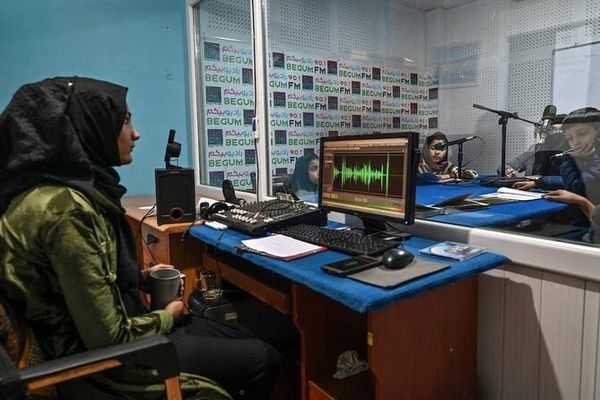 د طالبانو بندیزونه؛ یونسکو اندېښنه لري، چې تر ۸۰سلنه ډېرې ښځینه خبریالانې بې دندو شوې دي