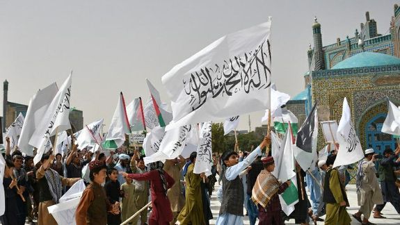 شعار «مرگ به حقوق بشر» و «مرگ به سازمان ملل» در تظاهرات طالبان