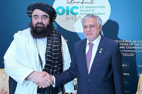 اسحاق ډار د پاکستان په سنا کې: امیرخان متقي پرون شپږ ځلې راسره ټلیفوني خبرې وکړې