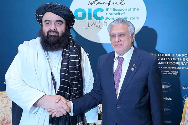 اسحاق ډار د پاکستان په سنا کې: امیرخان متقي پرون شپږ ځلې راسره ټلیفوني خبرې وکړې