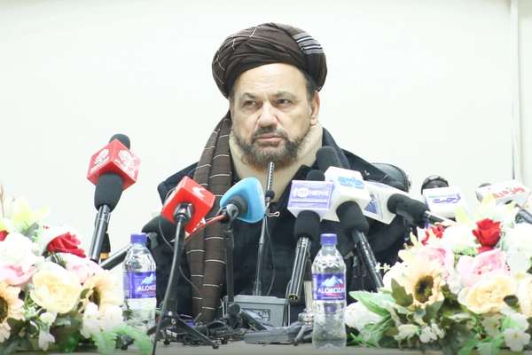 عبداللطیف منصور موسسو ته سپارښتنه کړې چې بهرنۍ مرستې په سمه توګه ولګوي