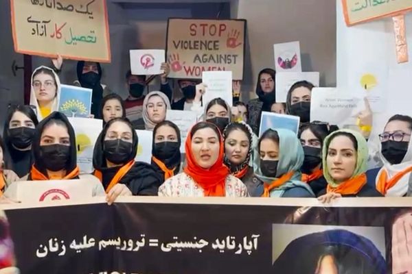 د افغان ښځو څلورو اعتراضي غورځنګونو په یو ګډ پرېکړهلیک کې د طالبانو حکومت «نامشروع» بللی