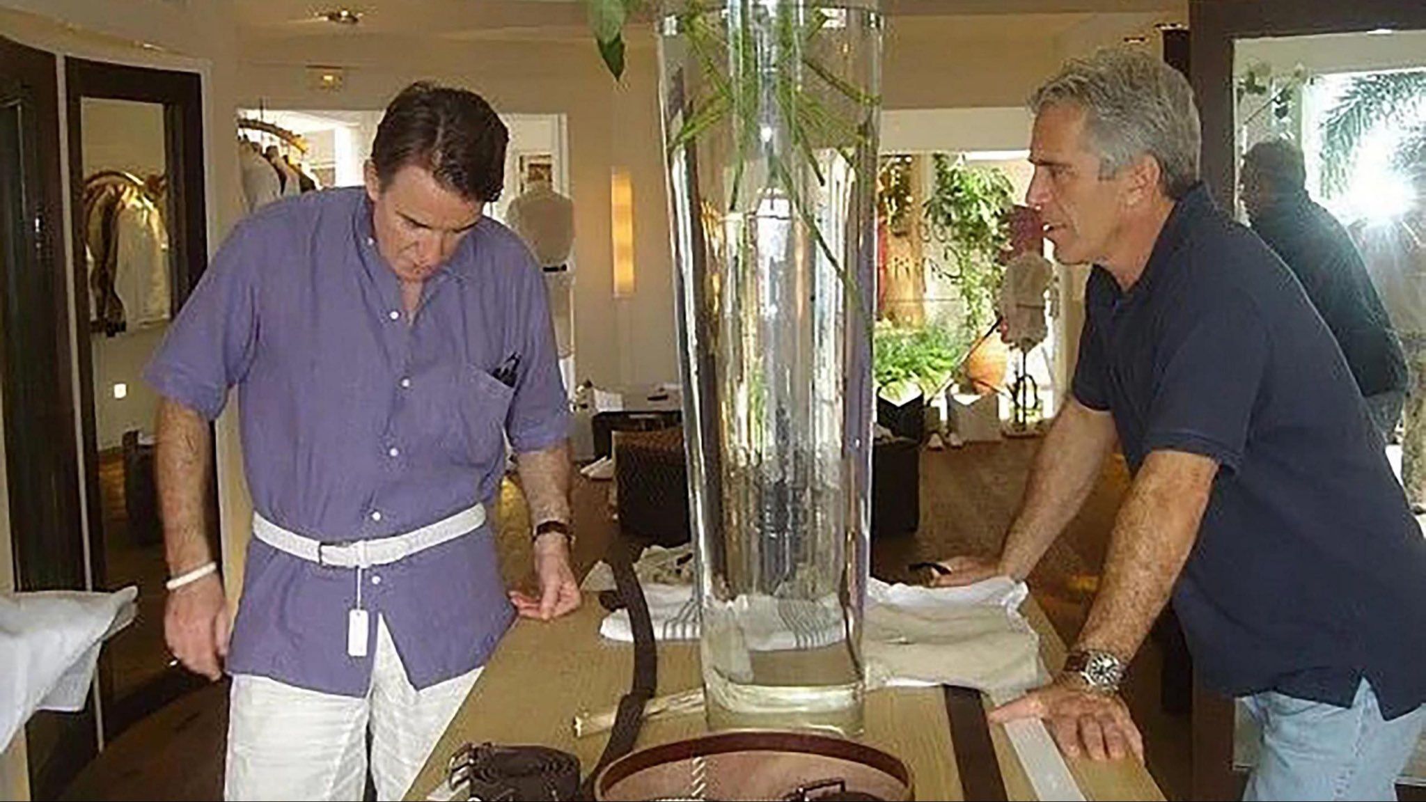 لرد مندلسن (چپ) رابطه نزدیکی با جفری اپستین داشته است