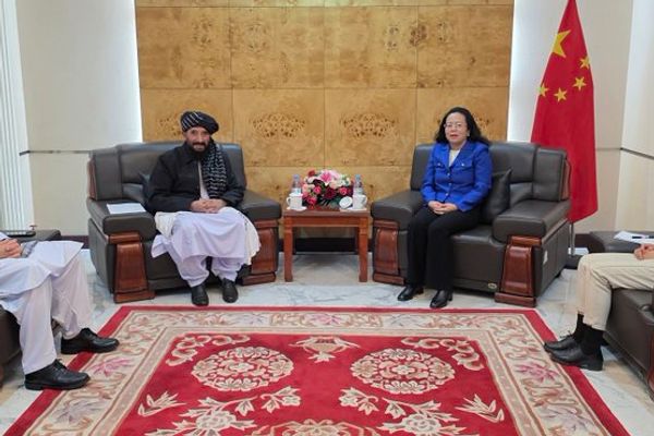 قرغېزستان کې د طالبانو سفیر د چین له سفیرې سره پر سیمهییز ثبات خبرې کړي
