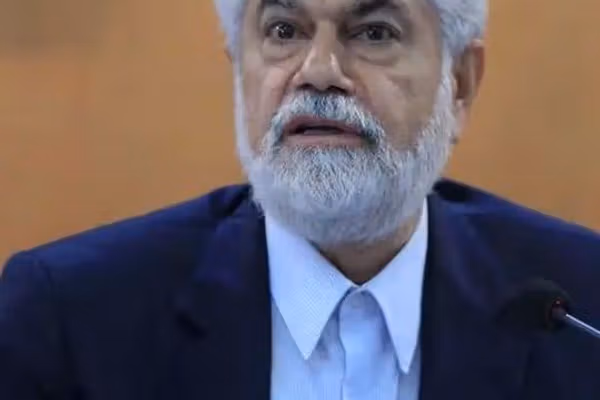 شهریاري: پارلمان د دې لپاره تړل شوی چې چارواکي د خپلې خوښې پرېکړې لاسلیک کړي