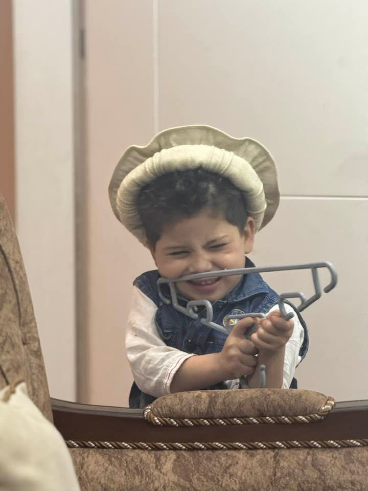 د خالد ځدراڼ د زوی هغه انځور چې پکې کوټبند یې د ټوپک په څېر نیولی، پراخ غبرګونونه راپارولي