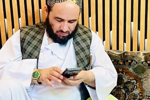 طالبان تحاكم قائدها السابق المتمرّد