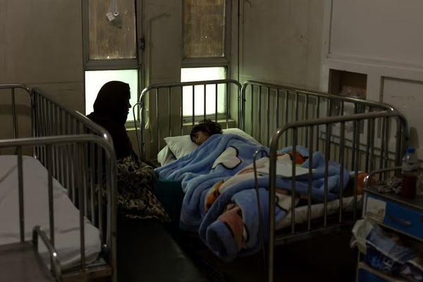 المقرر الأممي لحقوق الإنسان: النساء الأفغانيات يواجهن عقبات في الوصول إلى الخدمات الصحية