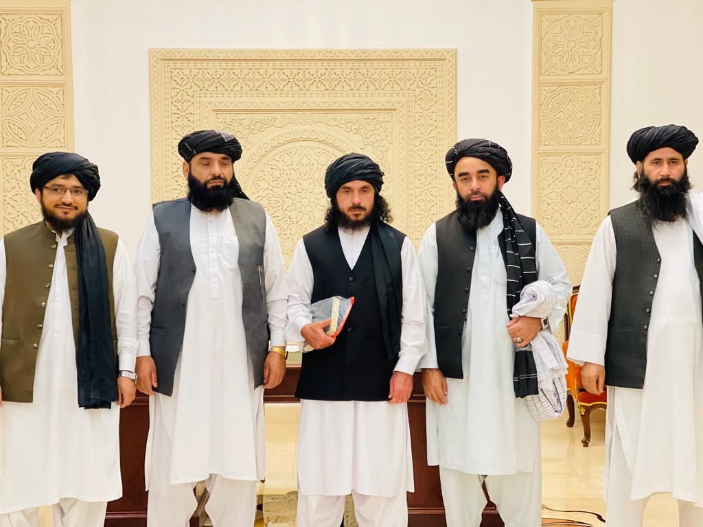 هارون گل در کنار اعضای دفتر سیاسی طالبان در قطر