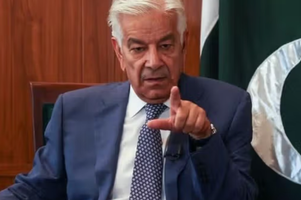 د پاکستان دفاع وزیر: که طالبان وسلهوال مهار نهکړي، پر افغانستان به بیا برید وکړو