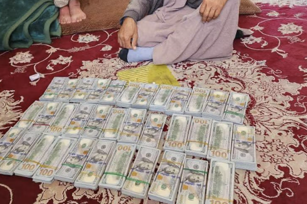 قوات حرس الحدود التابعة لطالبان تُحبط تهريب 350 ألف دولار إلى إيران