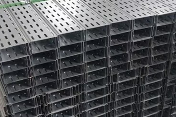 طالبان وایي د ابو نصر فراهي بندر له لارې یې ۲۶ټنه بېکیفیته ودانیز توکي بېرته ګرځولي دي