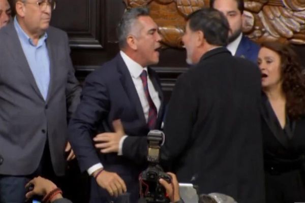 د مکسیکو د مشرانو جرګې غړو ترمنځ فزیکي شخړه وشوه